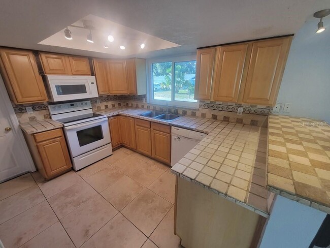 Building Photo - 7741 Treasure Pointe Dr