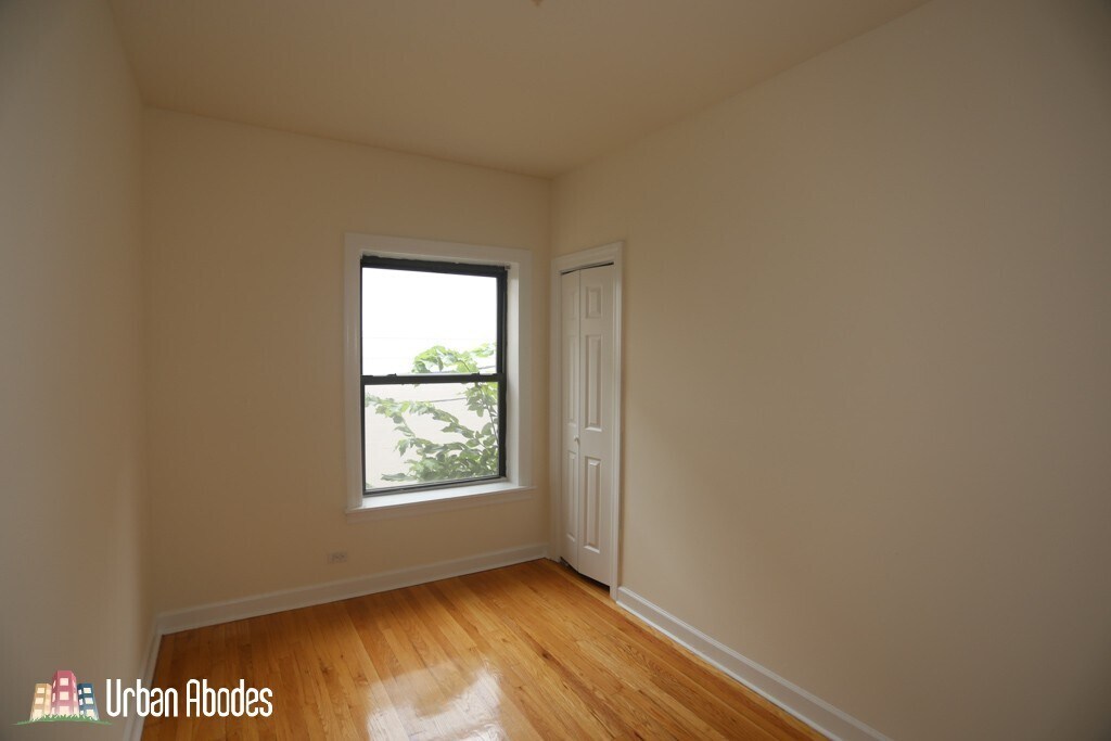 Building Photo - 822 W Waveland Ave