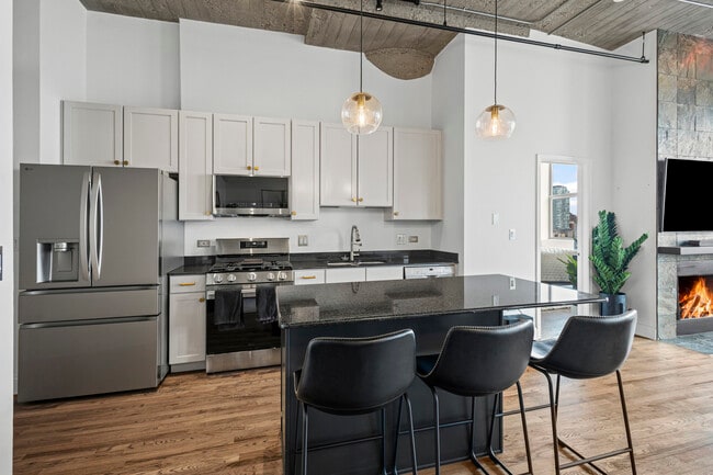 Building Photo - 758 N Larrabee St