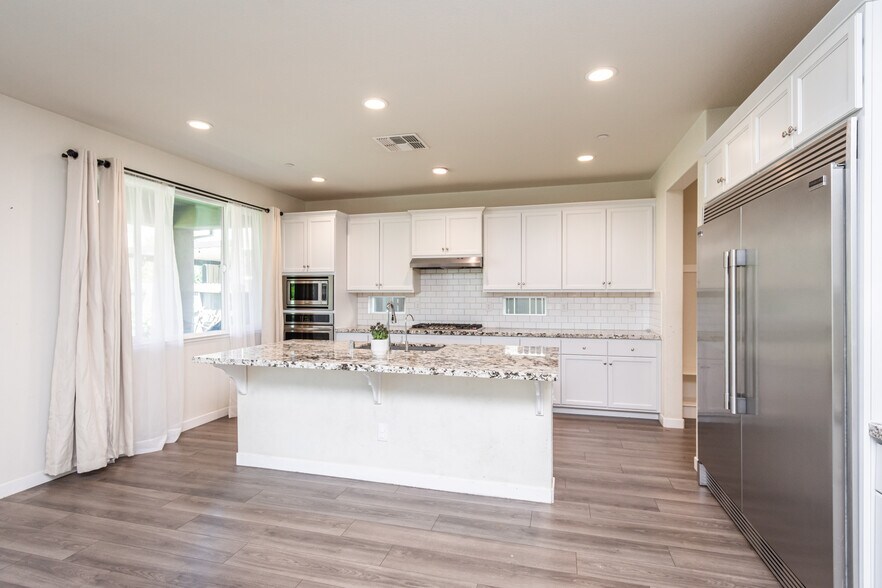 Building Photo - 4455 English Elm St