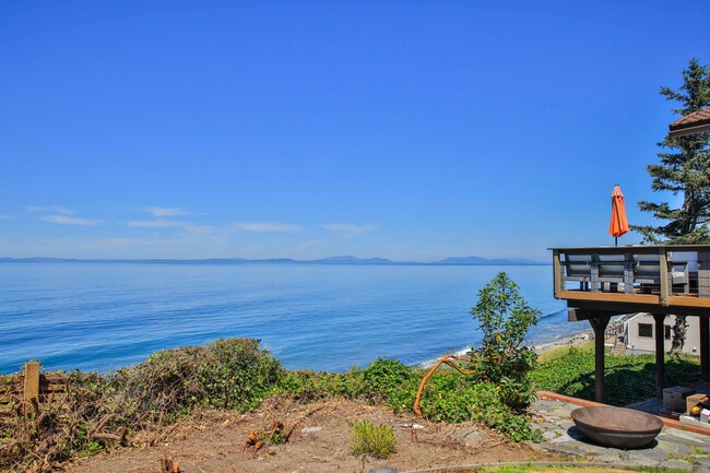 Building Photo - Stunning Furnished Water View Home on West...