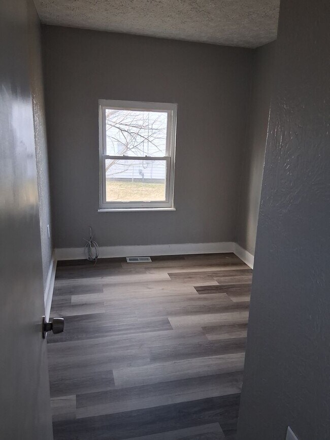 Building Photo - 2 bedroom 1 bath house for rent close to WPAFB, downtown Fairborn