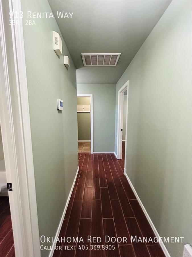 Building Photo - 913 Renita Way