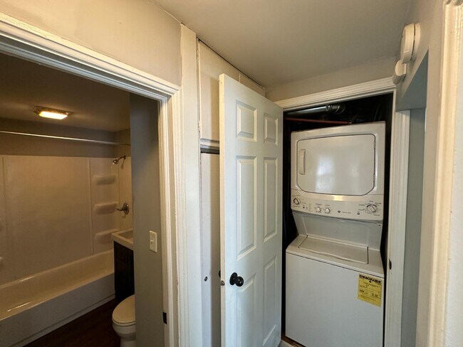 Building Photo - 1807 N Underhill St