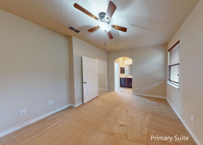 Building Photo - modern elegance and comfort