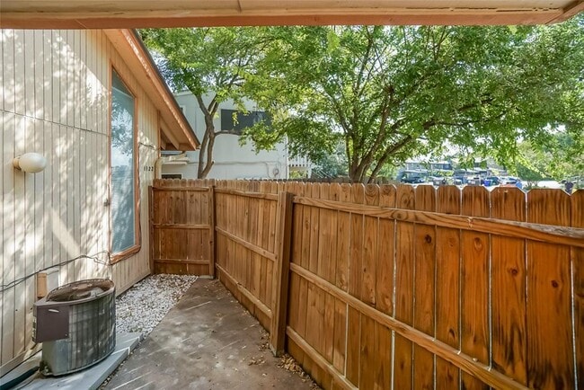 Building Photo - 1122 Hollow Creek Dr
