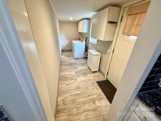 Building Photo - 1425 Montford Dr