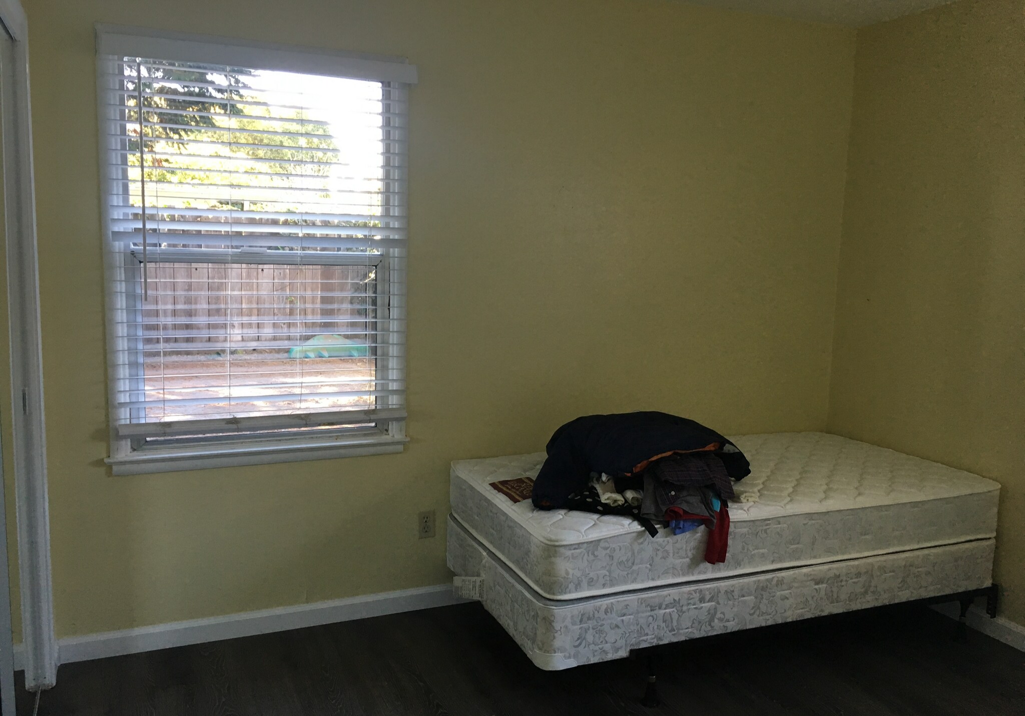 Building Photo - 916 Bautista Dr