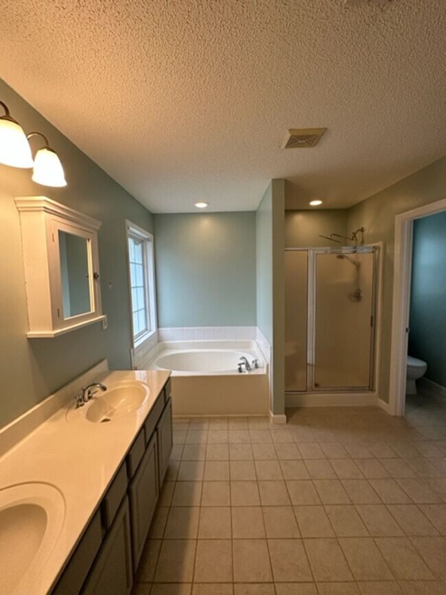 Building Photo - Stunning 3 Bed 2.5 Bath Home with Large Bo...