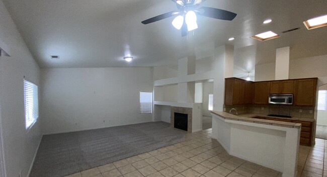 Building Photo - Spacious 4 Bedroom House