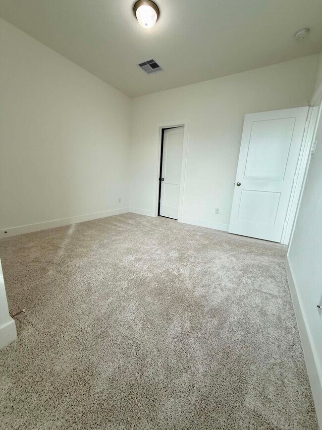 Building Photo - 1539 Crystal Stream Dr