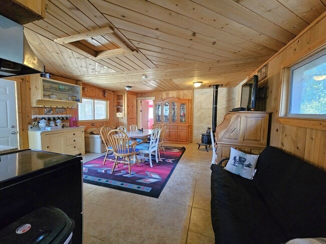 Building Photo - 46184 Park Dr