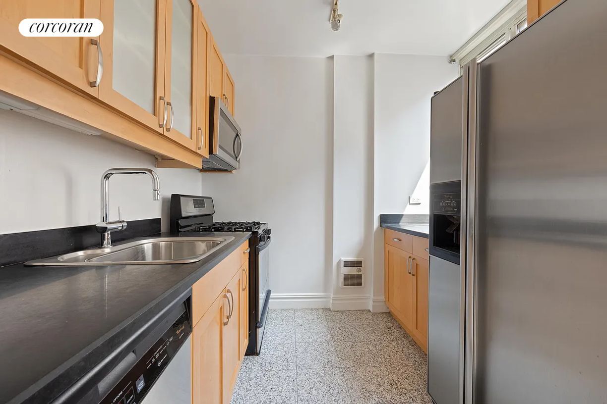 Building Photo - 401 E 60th St