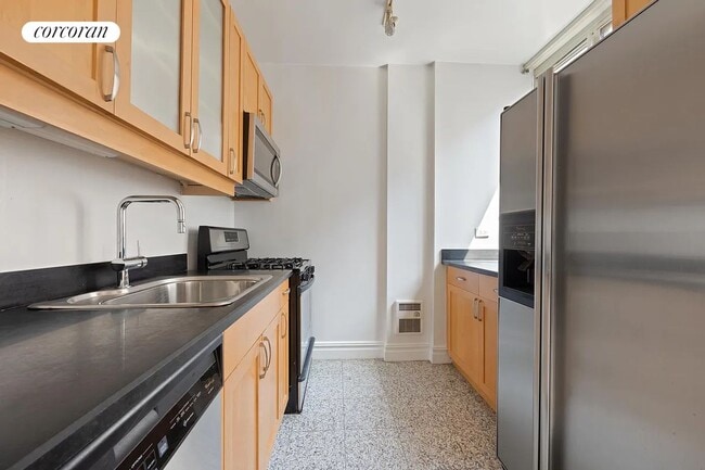 Building Photo - 401 E 60th St