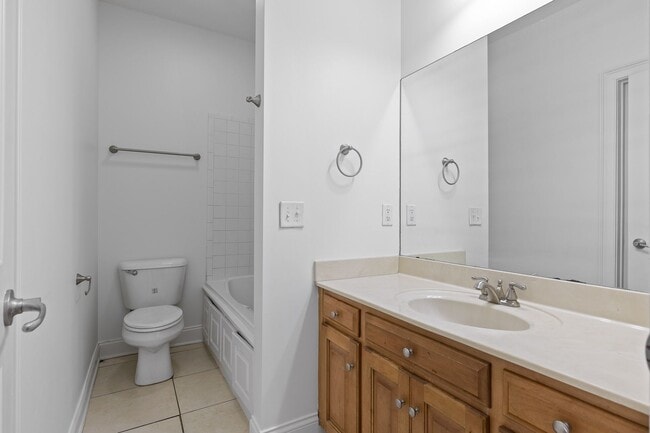Building Photo - 3-bedroom 2-bathroom townhome now availabl...