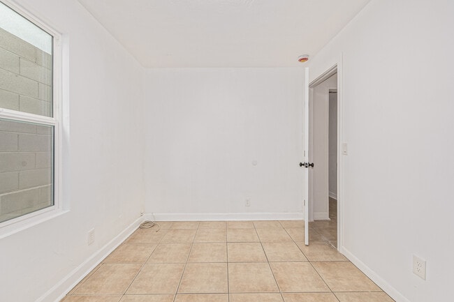 Building Photo - 4516 N 8th Pl