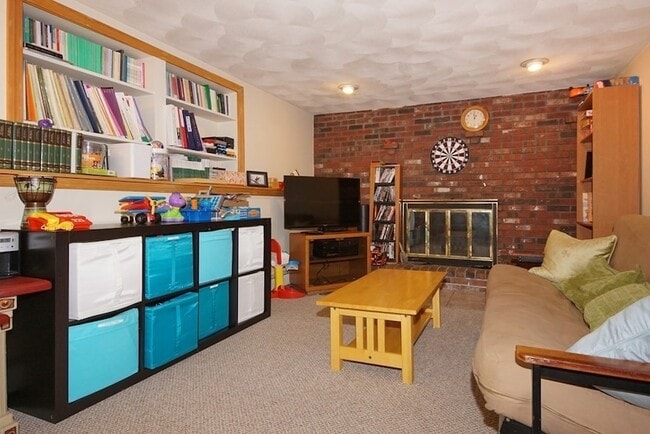 Building Photo - 39 Locust St