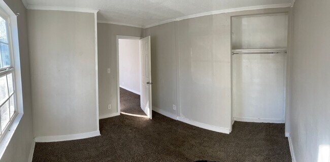 Building Photo - Triplex End Unit for Rent – Plainview Neighborhood, Wichita, KS