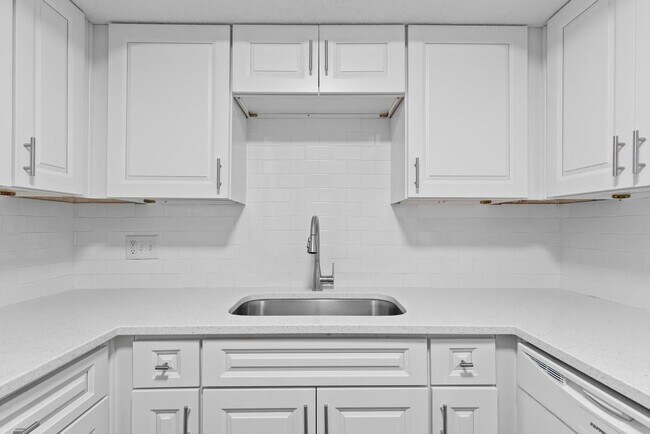 Building Photo - 3918 La Mirada Dr N