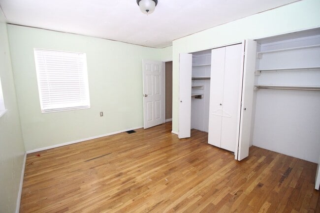 Building Photo - Adorable 3bdrm Downtown Bungalow