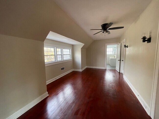 Building Photo - Highland Charmer! Come see Today!