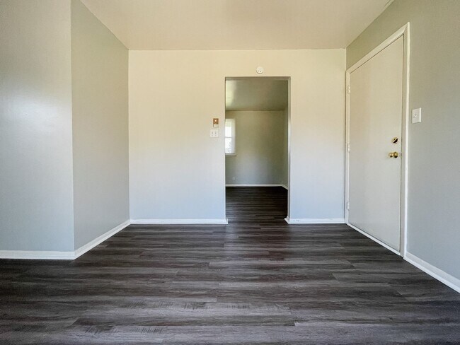 Building Photo - 8200 & 8202 W Butternut Rd