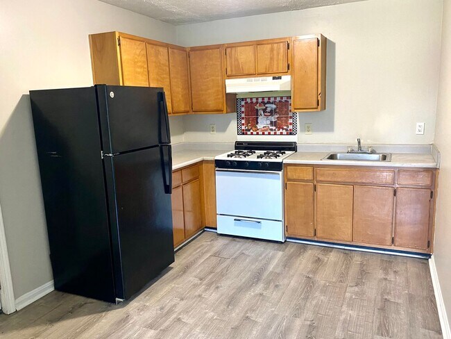 Building Photo - Remodeled 3 bedroom apartment in Portland - Section 8 accepted