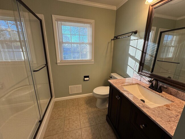 Building Photo - Move-in Ready!