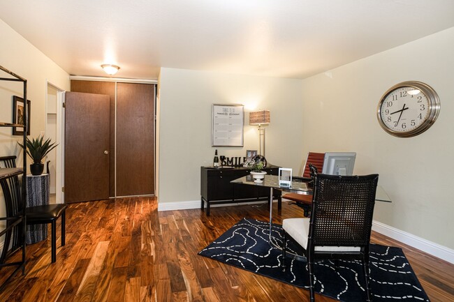 Building Photo - A Spacious 2 bedroom, 2 bathroom Townhouse - Upscale That’s Right On Trend