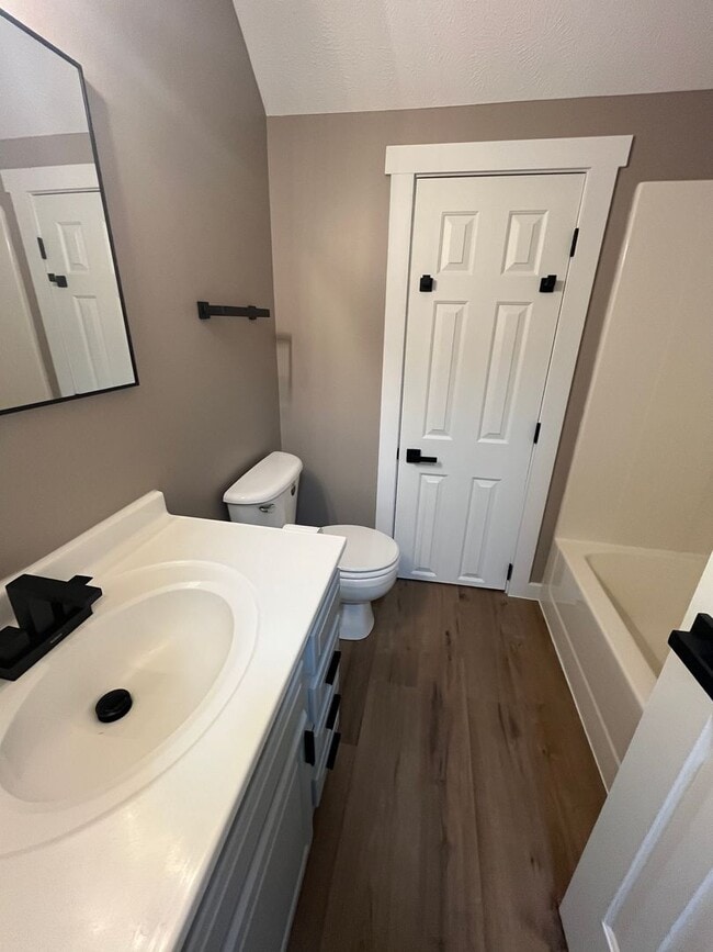 Building Photo - Nice Recently Renovated 3 Bedroom Duplex i...