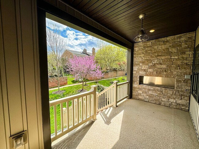 Building Photo - Stunning 3 Bed 3.5 Bath Townhome With Atta...