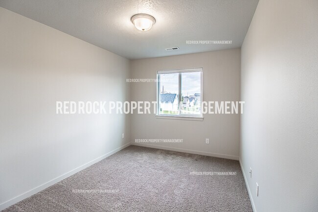 Building Photo - 303 Woodlawn Ln