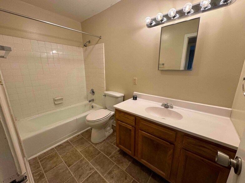 Building Photo - 1801 Marion Manor Dr