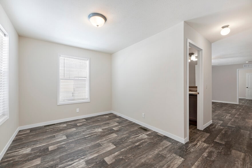 Building Photo - 11431 N Lake Dr