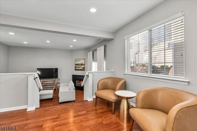 Building Photo - 40 Primrose Ln