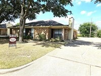 Building Photo - 5715 Cancun Dr
