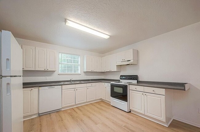 Building Photo - 2051 Santa Rosa St