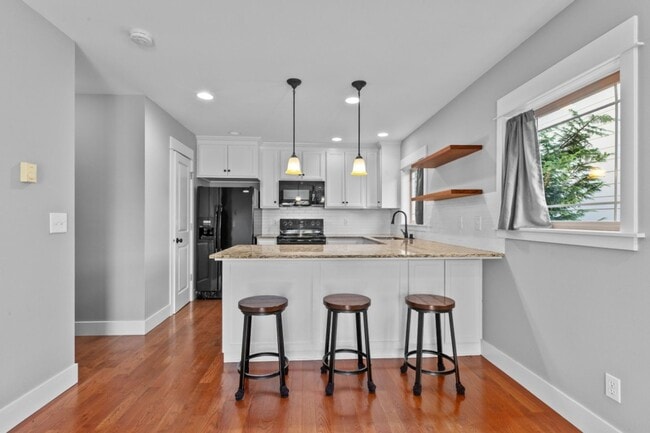 Building Photo - 2bd/1.5ba Seattle Townhouse