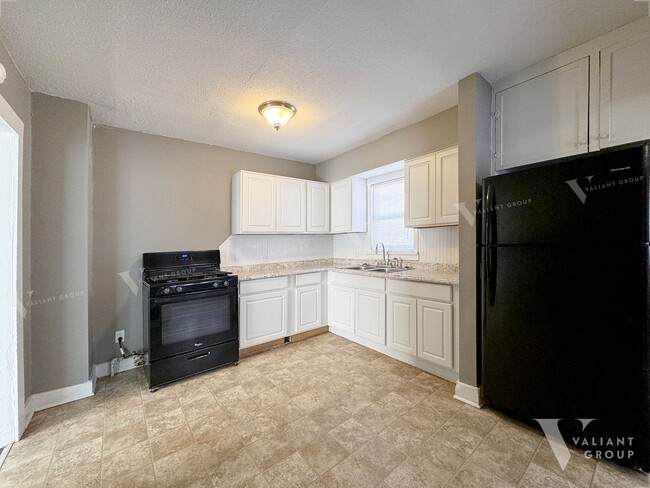 Building Photo - Charming Two-Bedroom, One-Bathroom Rental ...