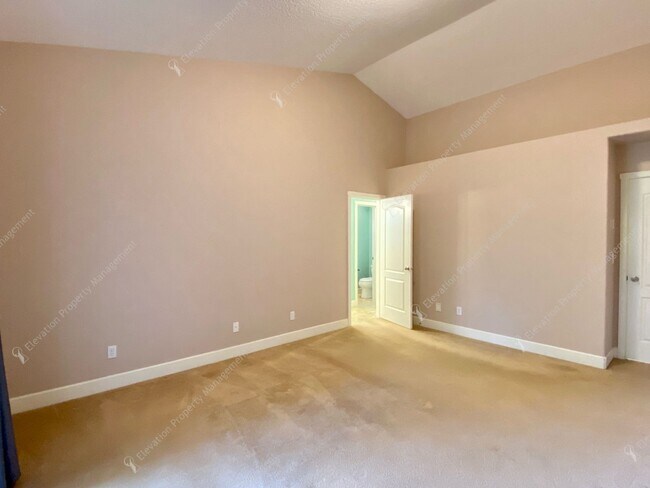Building Photo - Single-level 3 BR-2BA Home in SE Bend