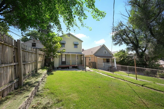 Building Photo - 422 N Thompson St