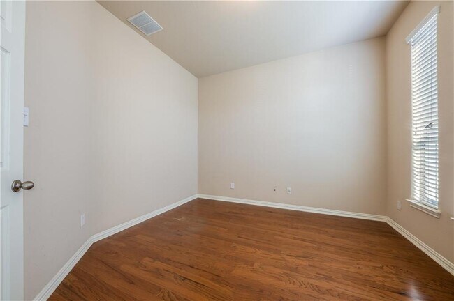 Building Photo - 2005 Santa barbara Ct