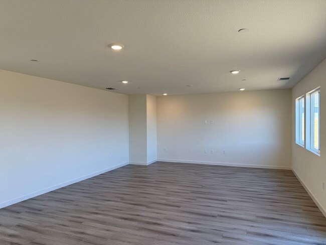 Building Photo - 2025 New Build! 5 bed 3 bath