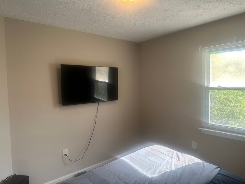 Building Photo - 8523 Grandhaven Ave