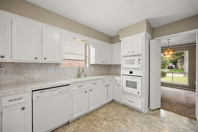 Building Photo - 5923 Pebble Springs Dr