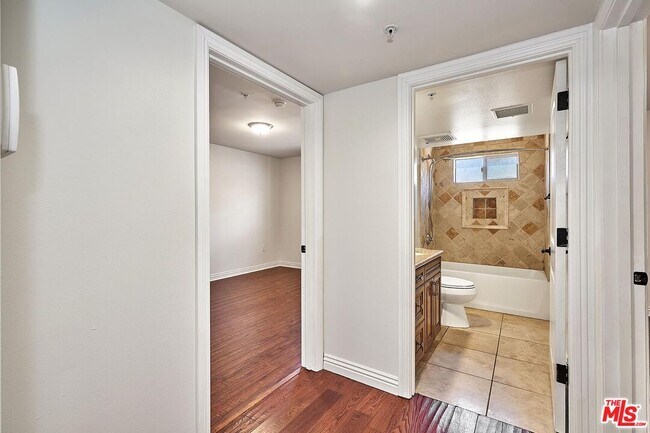 Building Photo - 4822 Elmwood Ave