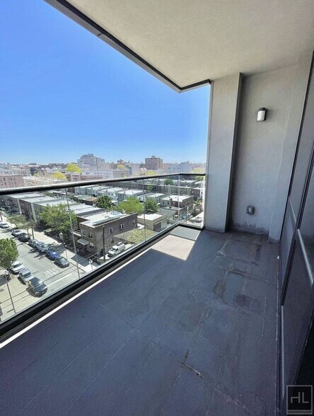 Building Photo - Stunning rent stabilized 1 bedroom with private balcony, onsite laundry, gym & roof deck
