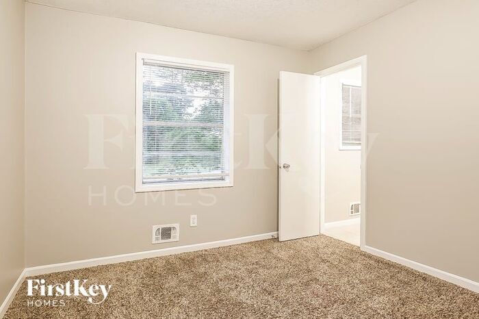 Building Photo - 641 Cherry Ln