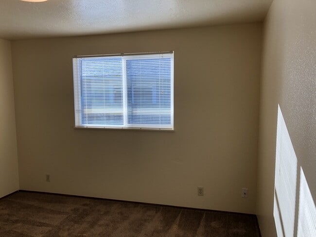 Building Photo - Two bedroom one bath duplex in Springfield!