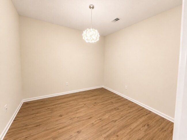Building Photo - 2704 Bradford Commons Dr